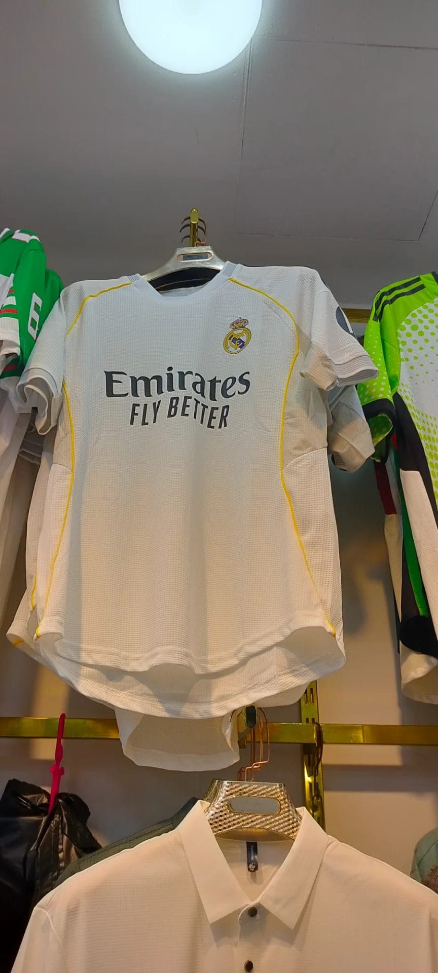 قميص نادي ريال مدريد 